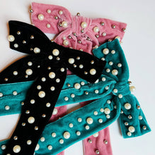 Load image into Gallery viewer, Pearl Throwed Velvet Bow Hair Clip